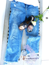 Load image into Gallery viewer, Elegant Scrolls